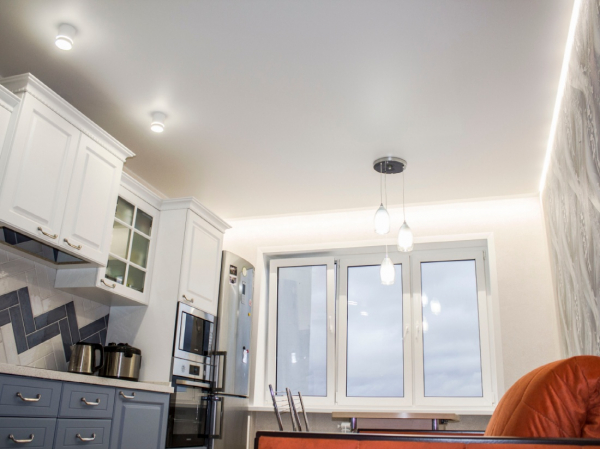 Фото матового натяжного потолка с подсветкой на кухню