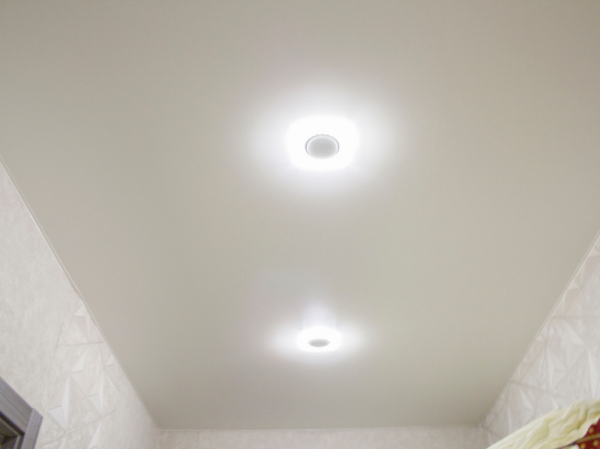 Фото натяжных потолков в прихожую