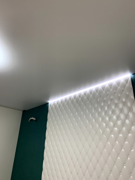 Фото натяжного потолка с подсветкой в ванную