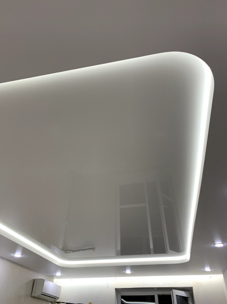 Фото глянцевого натяжного потолка