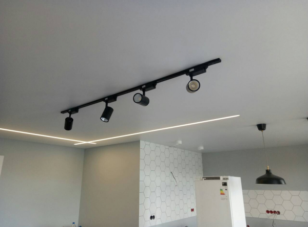 Фото натяжного потолка с трековыми светильниками на кухню