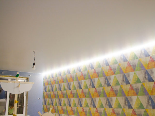 Наша работа - натяжной потолок с подсветкой