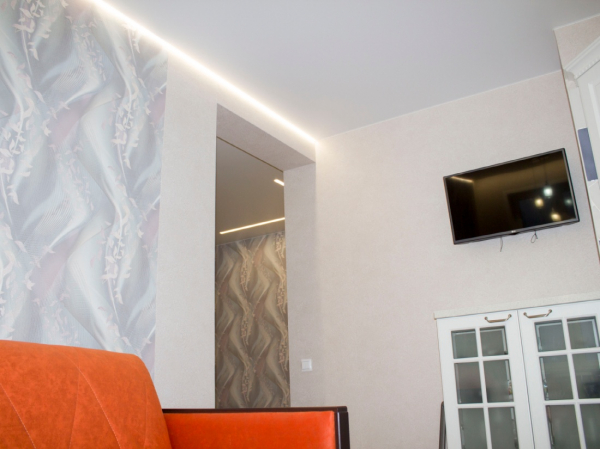 Фото матового натяжного потолка с подсветкой в гостиную