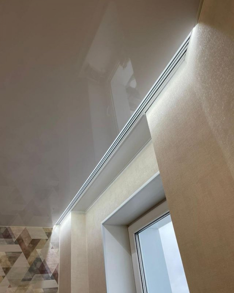 Пример глянцевого натяжного потолка в спальню