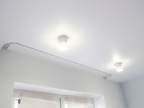 Фото натяжного потолка со скрытой нишей под карниз