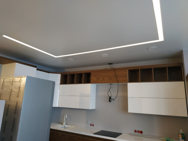 Дизайн натяжных потолков на кухню