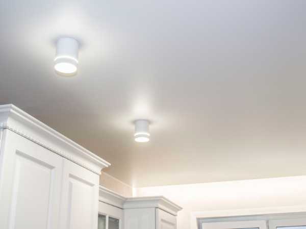 Пример натяжного потолка на кухню