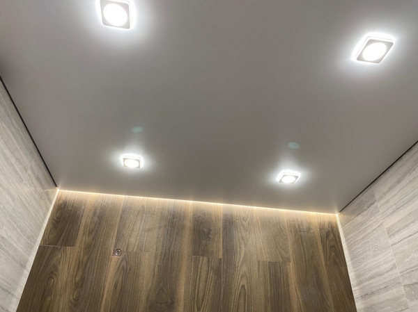 Фото натяжного потолка в санузел