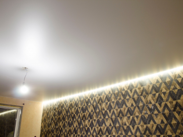 Фото парящего натяжного потолка