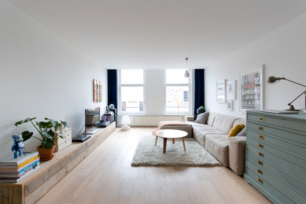 Натяжной потолок в гостиную